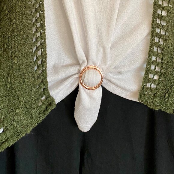 Set of 4 Gold-Toned Round Scarf Rings – Hammered T-Shirt Tie Clips / Scarf Styli - Picture 8 of 15